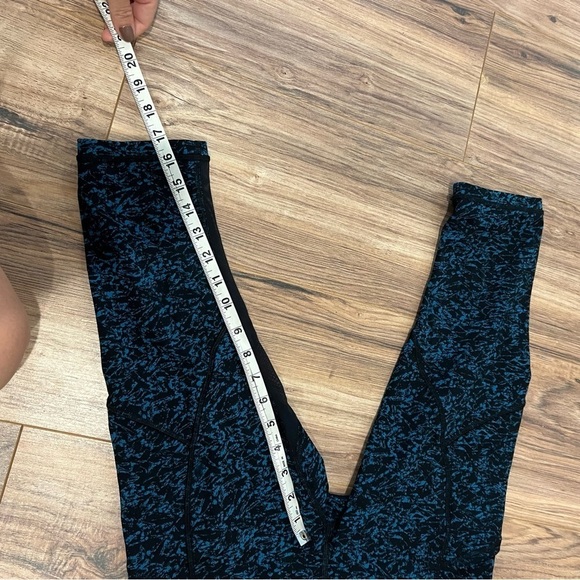 Lululemon Outrun 17" Crop Legging Tight
Iced Wave Capri Black / Black - Picture 7 of 9